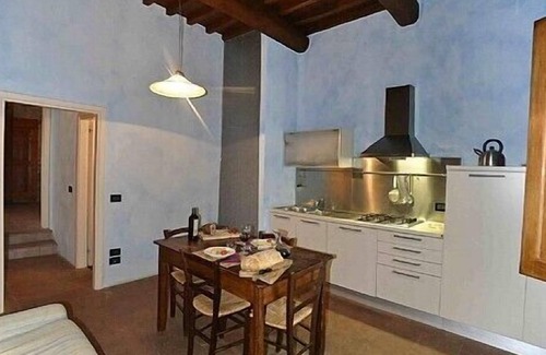 Castelfranco di Sopra House | Casa Leggiadra B: A graceful apartment that is part of an ancient country house located on top of a small hill.