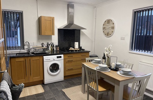 Wolverhampton Apartment | Casa Lobo's Beautiful Suites +free offroad parking- Suite #1