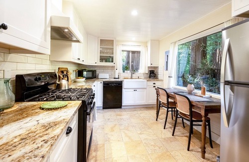 Guerneville Cabin | Casa Luna ~ Charming Vintage Cabin Retreat on the River, Spa, Dog Friendly!