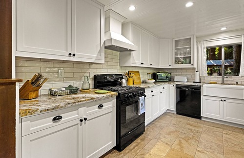 Guerneville Cabin | Casa Luna ~ Charming Vintage Cabin Retreat on the River, Spa, Dog Friendly!