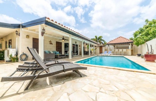 Oranjestad-West Villa | Casa Luna Entire Home
