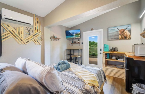 Conway House | CASA LUNA w/Lake view + 10min to dwtn + 2 guests!