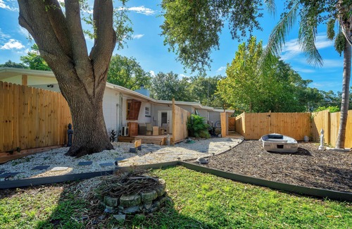 Conway House | Casa Luna w/Peaceful Lake view + 10min to dwtn!