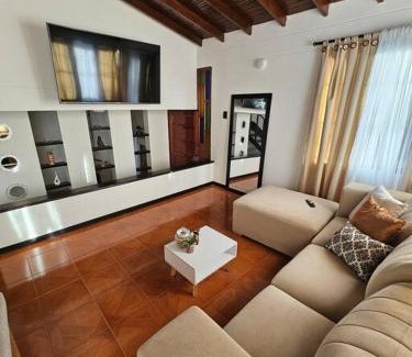 La America House | Casa luz