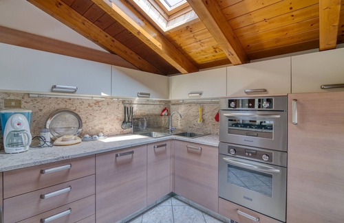 Cadrezzate Apartment | Casa Maddalena Private Beach, Cadrezzate con Osmate, Italy