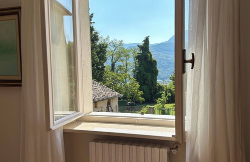 Caprino Veronese House | Casa Martini, nestled in the green hills of Lake Garda