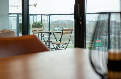 Stationsbuurt Noord Apartment | Casa Matti - Modern Apartment with Canal View and Terrace