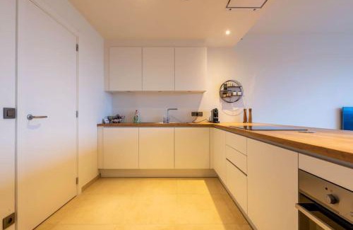 Stationsbuurt Noord Apartment | Casa Matti - Modern Apartment with Canal View and Terrace