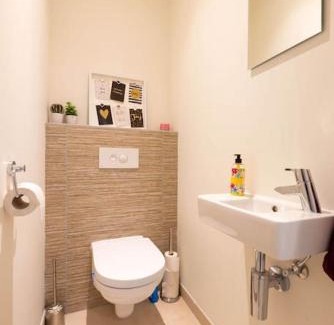 Stationsbuurt Noord Apartment | Casa Matti - Modern Apartment with Canal View and Terrace