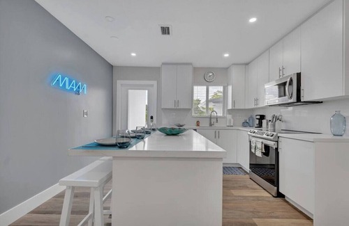Gladeview House | Casa Moderna Gated 4 Bd 3 Bath Home 15 Min to Beach
