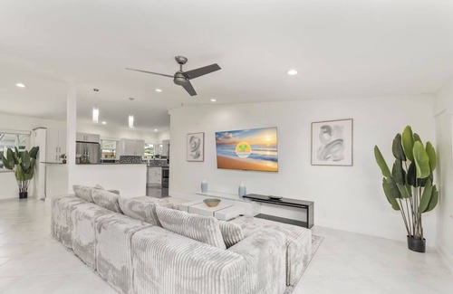 Ives Estates Apartment | Casa Moderna 3 Bed 2 Bath w/Private Patio and BBQ