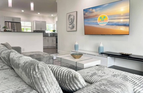 Ives Estates Apartment | Casa Moderna 3 Bed 2 Bath w/Private Patio and BBQ