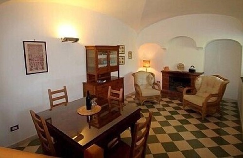 San Cipriano Picentino House | Casa Nocciola B, fully refundable with voucher*: A graceful two-story apartment surrounded by the greenery.