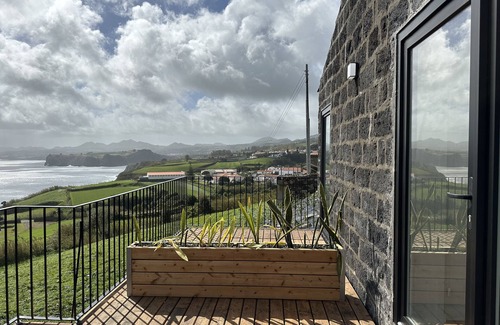 Santo Antonio Cottage | Casa Nova, a calma de um único com uma piscina infinita com vista mar