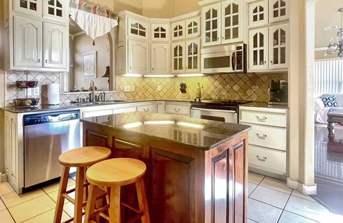Springdale House | Casa Oasis Extra Large home. Centrally located.