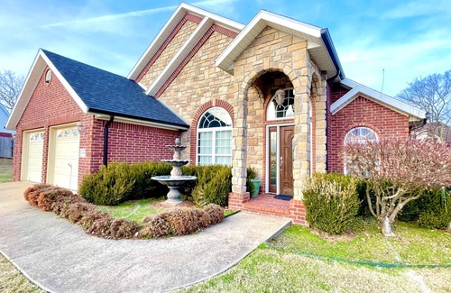 Springdale House | Casa Oasis Extra Large home. Centrally located.