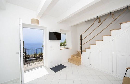 Praiano House | Casa Ondiva: A graceful two-story independent house which faces the sun and the sea.
