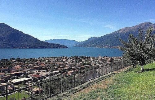 Vercana House | Casa Osmanto L: A cozy and welcoming apartment situated at a short distance from the shores of Lake Como, with Free WI-FI.