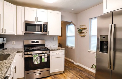 Childs Park Cottage | Casa Palma Cottage- 10 Minutes to beach and Downtown St. Pete