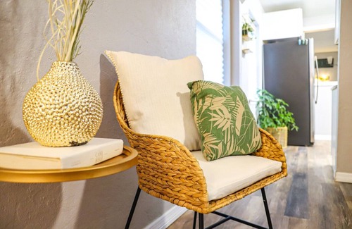 Childs Park Cottage | Casa Palma Cottage- 10 Minutes to beach and Downtown St. Pete