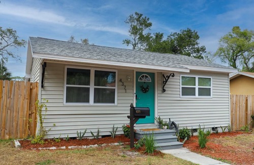 Childs Park Cottage | Casa Palma Cottage- 10 Minutes to beach and Downtown St. Pete