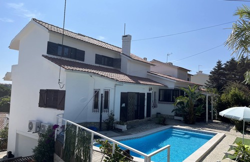 Charneca da Cotovia House | Casa Pausa Vakantiewoning in Sesimbra met Fantastische Zichten en Vlak de Oceaan