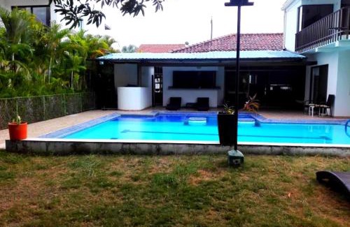 Girardot House | Casa Quinta Piscina Privada en el Condominio Campestre el Peñon Girardot