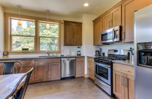 White Salmon House | Casa Roja - Mt Hood view townhome in the heart of White Salmon