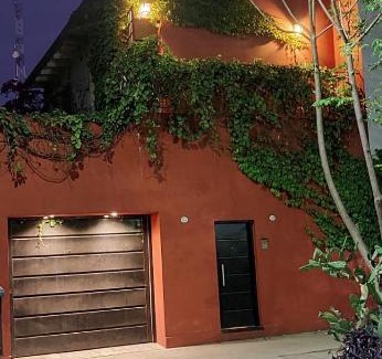 Comuna 15 House | Casa Roja. Oasis Urbano