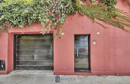 Comuna 15 House | Casa Roja. Oasis Urbano