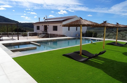Montefrio Villa | Casa Rural con Piscina y Jacuzzi con Capacidad Máxima Para 16 Personas