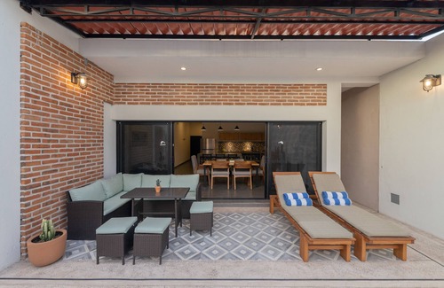 La Paz House | Casa San Francisco with pool, patio and bbq grill