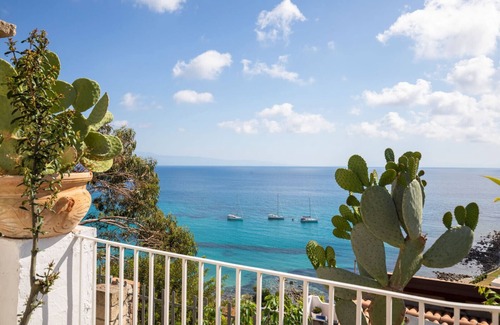 Santa Maria House | Casa Serena, for 4/6 people, with sea view and access to the beach