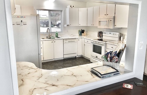 Vernon House | Casa Sol: gorgeous 6 bdrm lakeview home - pool hot tub, close to beach & pet ok!