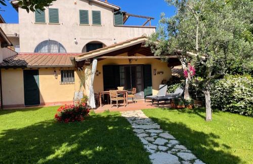 Guardistallo House | Casa Sophia con piscina - ingresso, giardino, barbecue e parcheggio privati by ToscanaTour