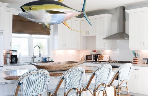 Vilano Beach House | Casa Vilano~steps to the beach, pet + family friendly, fenced yard, heated pool!