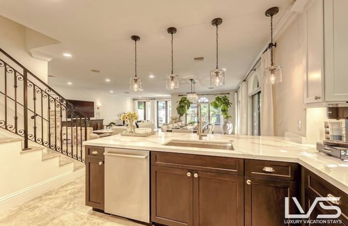 Downtown Fort Lauderdale House | CasaBella- LasOlas, Ride2Bch, HotTub, ChefKitchen
