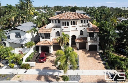 Downtown Fort Lauderdale House | CasaBella- LasOlas, Ride2Bch, HotTub, ChefKitchen