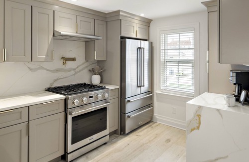 Salisbury Beach House | Casablanca-Luxury Retreat/2 Kings/Steps to Beach/PetFriendly