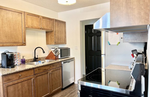 Southeast Edmonton Apartment | Casablanca Vibe★King Bed★Close to Whyte Ave and Uof A ★Smart Home★Free Parking