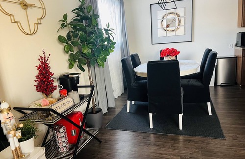 Southeast Edmonton Apartment | Casablanca Vibe★King Bed★Close to Whyte Ave and Uof A ★Smart Home★Free Parking