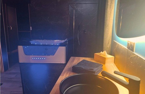 Sainte-Pezenne Apartment | Casanova Suite : Private SPA and Escape Love Game