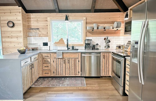 Mount Jackson Cabin | CasaSOL! Unique, Trendy & Stylish Cabana w/Fireplace, Skylight & Deck at Bryce