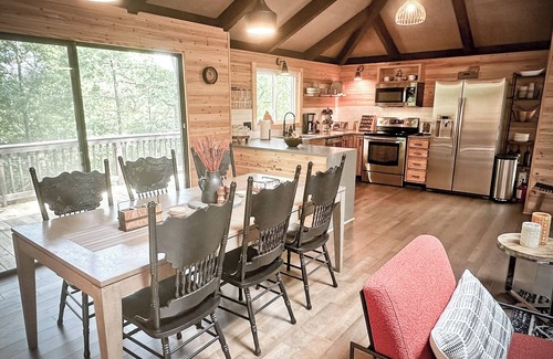 Mount Jackson Cabin | CasaSOL! Unique, Trendy & Stylish Cabana w/Fireplace, Skylight & Deck at Bryce