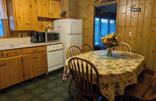 Colorado Springs Cabin | CASCADE MOUNTAIN RETREAT, HILL/MOUNTAIN VIEWS, GREAT LOCATION NEAR PIKES PEAK