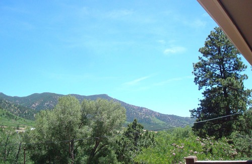 Colorado Springs Cabin | CASCADE MOUNTAIN RETREAT, HILL/MOUNTAIN VIEWS, GREAT LOCATION NEAR PIKES PEAK