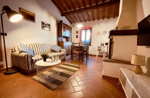 Montescudaio Apartment | Casina del Fabbro, Stunning View on the Hills and Sea, Ultra WiFi