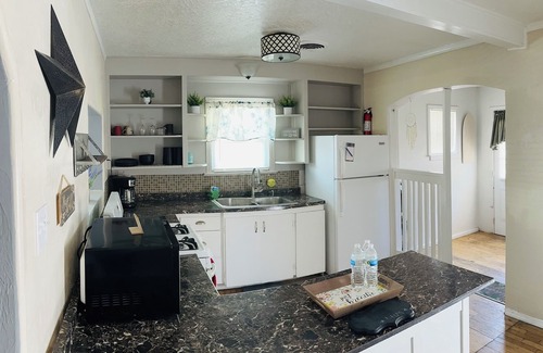 Roswell House | “Casita Blanca” Quaint, historic home centrally located in Roswell, NM.