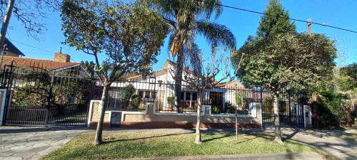 Rosario House | Casona LA FLORIDA con parque y pileta, a una cuadra del río
