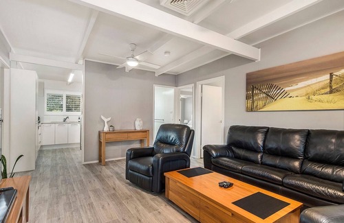 Laurieton House | Castaway - Your mountain retreat with lake views
